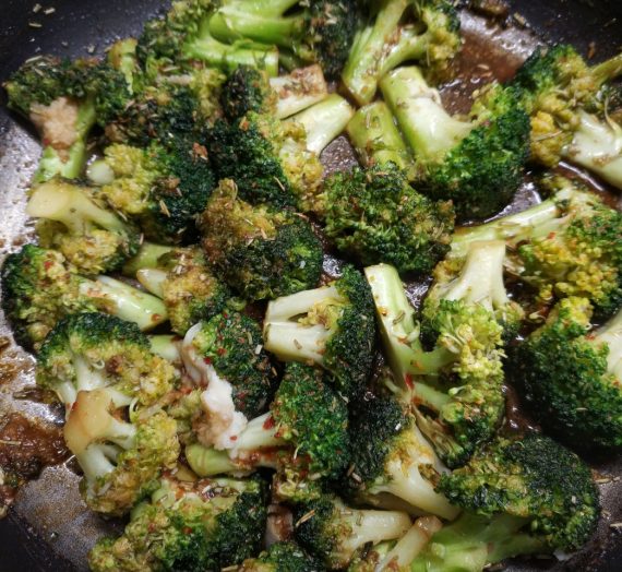 Brokuły przyprawione pieprzem i rozmarynem.